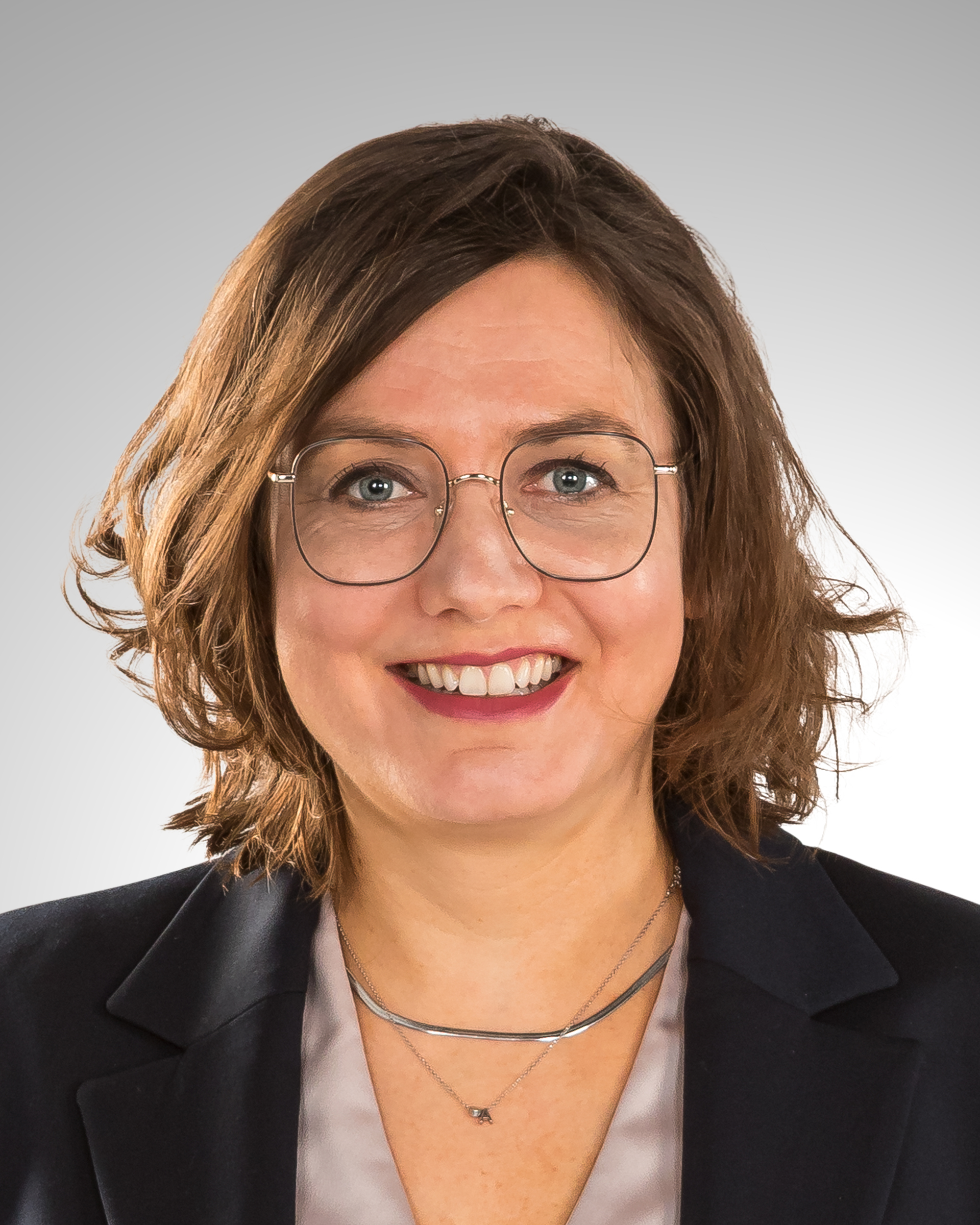 Brille, Namenlose Person, Brillenrahmen, Bob-Frisur, Halskette