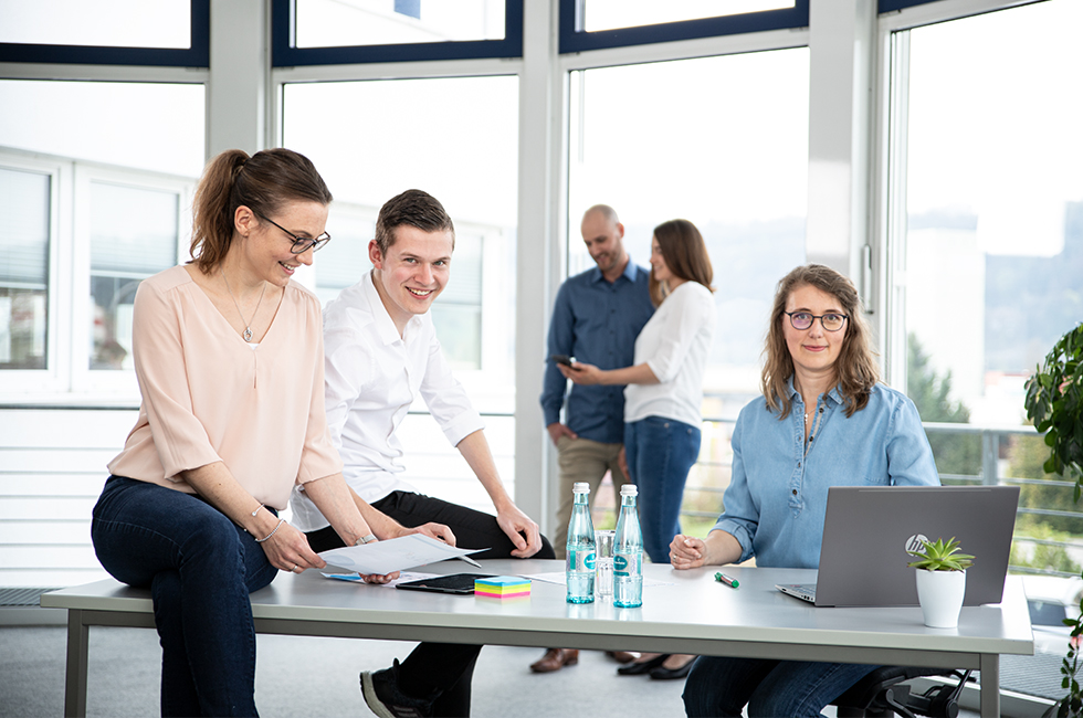 office, team, meeting, laptops, glasflaschen